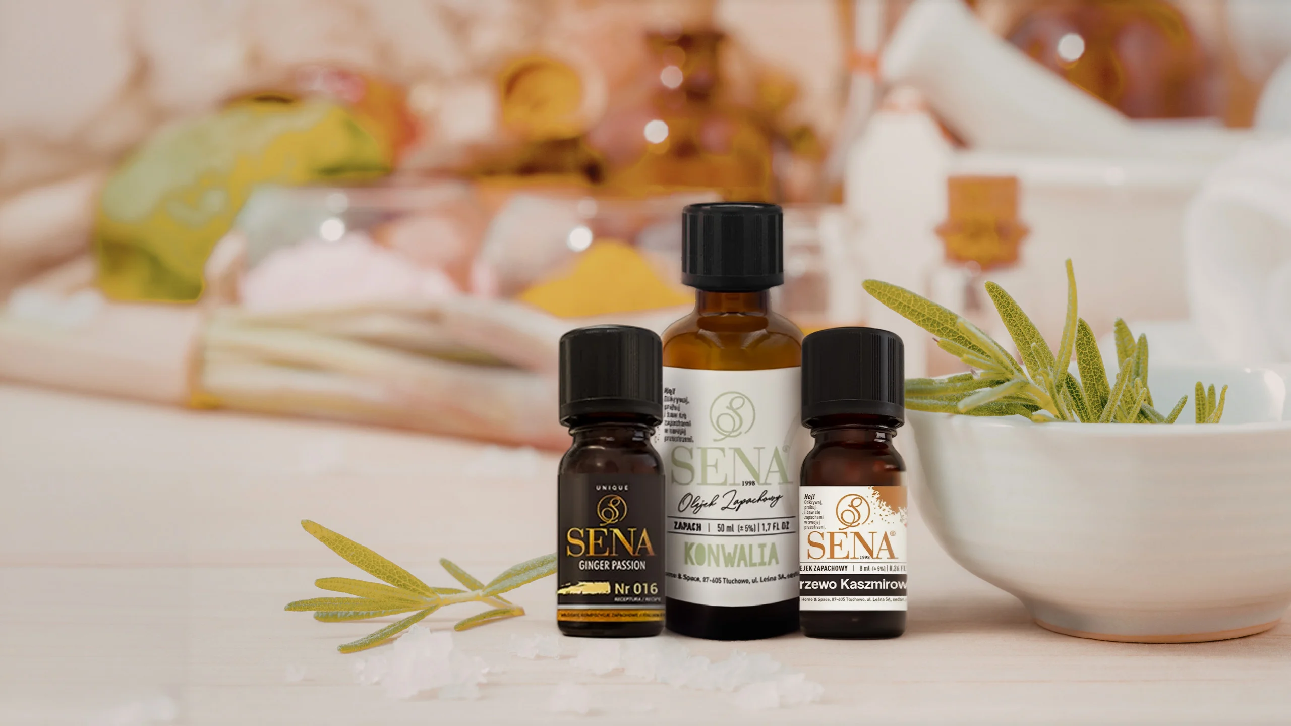 Olejki zapachowe SENA — Konwalia, Drzewo Kaszmirowe, Ginger Passion w aranżacji z naturalnymi składnikami